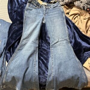 Wrangler Retro Flare size 27x30. New with tags